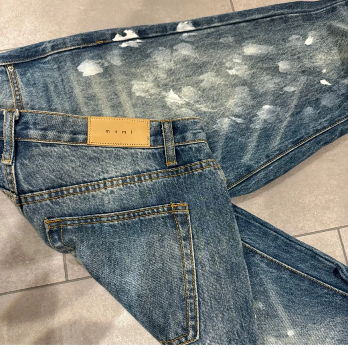 Blå jeans med slitna detaljer - 2