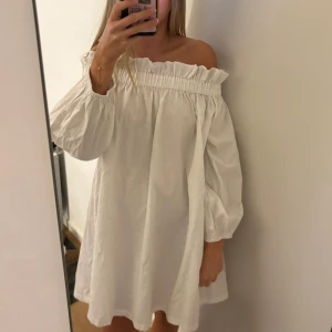Vit klänning - Off shoulder klänning perfekt till sommaren, storlek 32 men jätteflexibel resor så passar nog de flesta storlekar! Använt nån enstaka gång så bra skick🩷