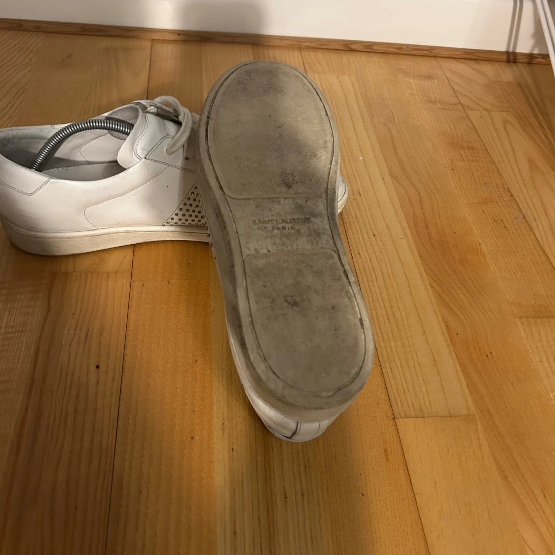 Vita unika Saint Laurent skor  med nitar - 2