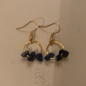Guldörhängen  - Snygga guldörhängen med små blå stenar. De är ej nickelfria och de är hemmagjorda. 