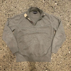 Grå tröja med dragkedja från Barbour - Säljer en grå halv zip tröja från Barbour. Storlek M herr.