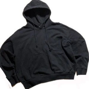 Baggy cropped hoodie - En riktigt snygg hoodie med en baggy loose fit hoodie. En solblekt wash och passformen är som yeezy x gap hoodie. Storlek xs men passar mig som har storlek M. 