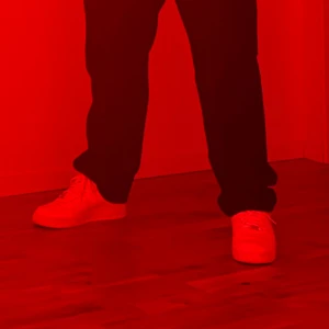 Vita sneakers från Nike Air force 1  -  Jag säljer ett par sköna Nike Air Force 1  som jag har använt max två gånger. De är i perfekt skick och helt rena! Jag har tyvärr insett att de inte riktigt passar min stil som jag trodde, så jag vill gärna ge dem en ny ägare som kommer att uppskatta dem. Perfekt för dig som vill ha ett par klassiska sneakers som både är bekväma och stiliga! Kontakta mig om du är intresserad! (Kartong ingår)