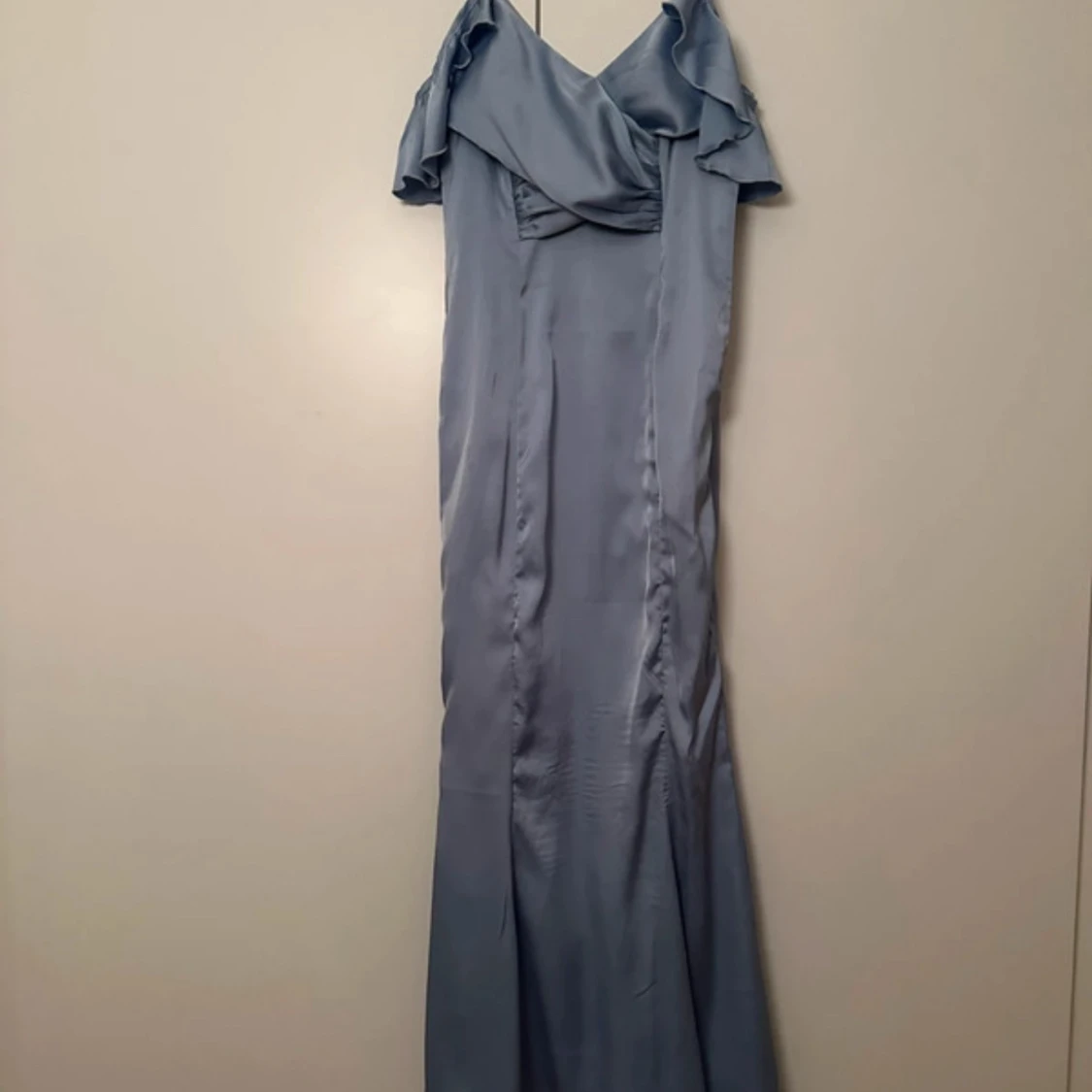 Balklänning, ljusblå med volangdetaljer  - 1