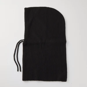 Svart ribbad balaclava - Snygg och praktisk svart ribbad balaclava med dragsko. Perfekt för kyliga dagar och ger en stilren look. Passar både till vardag och utomhusaktiviteter.