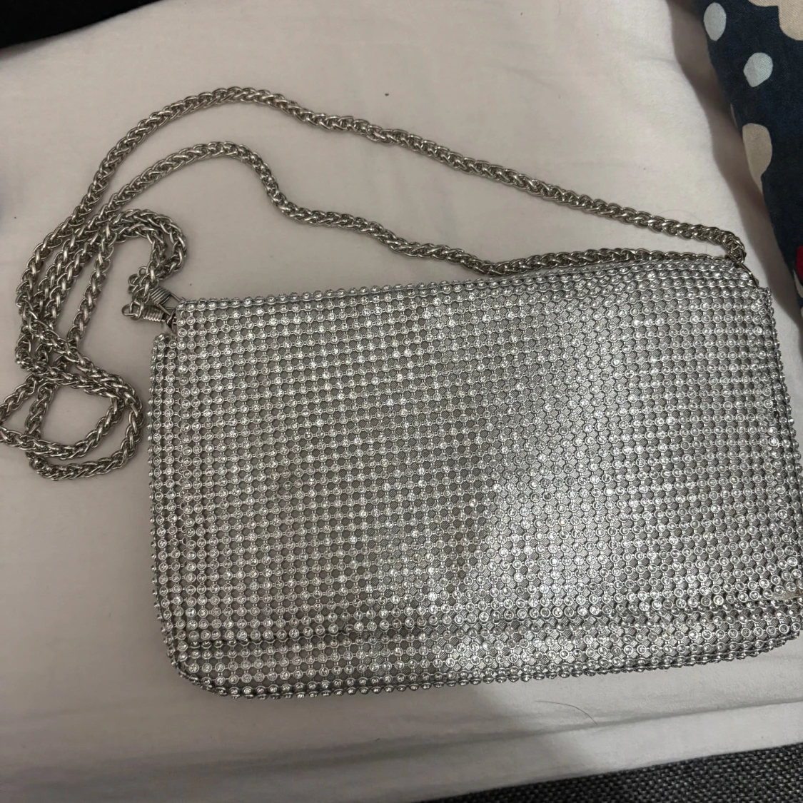 Glittrig silver axelväska