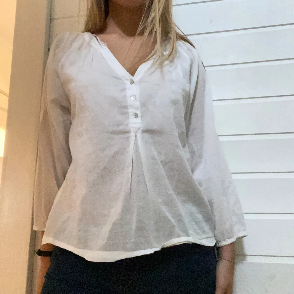 Långärmad blus från H&M, supersöt 🥰Passar mig som brukar ha S/M. Puserot.