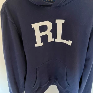 Ralph lauren hoodie - Säljer en snygg mörkblå hoodie från Ralph Lauren. Skicketr utmärkt och använts fåtal gånger. Storlek S. Skriv vid frågor och intresse