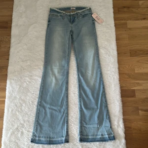 Ljusblå bootcut jeans - Snygga ljusblå bootcut jeans med en klassisk femficksdesign. De har en lätt tvättad look och är perfekta för en avslappnad stil. Passar bra till både sneakers och klackar. Helt nya lappen finns kvar.