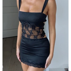 Svart spetstop från white fox - Snygg party top från white fox. Helt oanvänd med prislappen kvar, beställde fel storlek och kan inte skicka tillbaka. Nypris 400kr