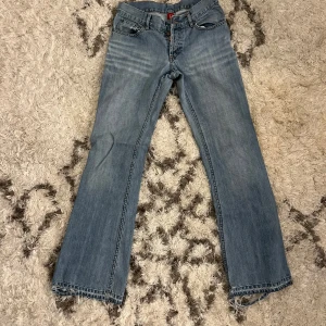 lågmidjade blå jeans - Snygga blå bootcut  jeans med en klassisk design. . Byxorna har fem fickor och en knappgylf. Perfekta för vardagsbruk! Står ingen storlek men passar som S/36! Saknas en knapp längst upp! 
