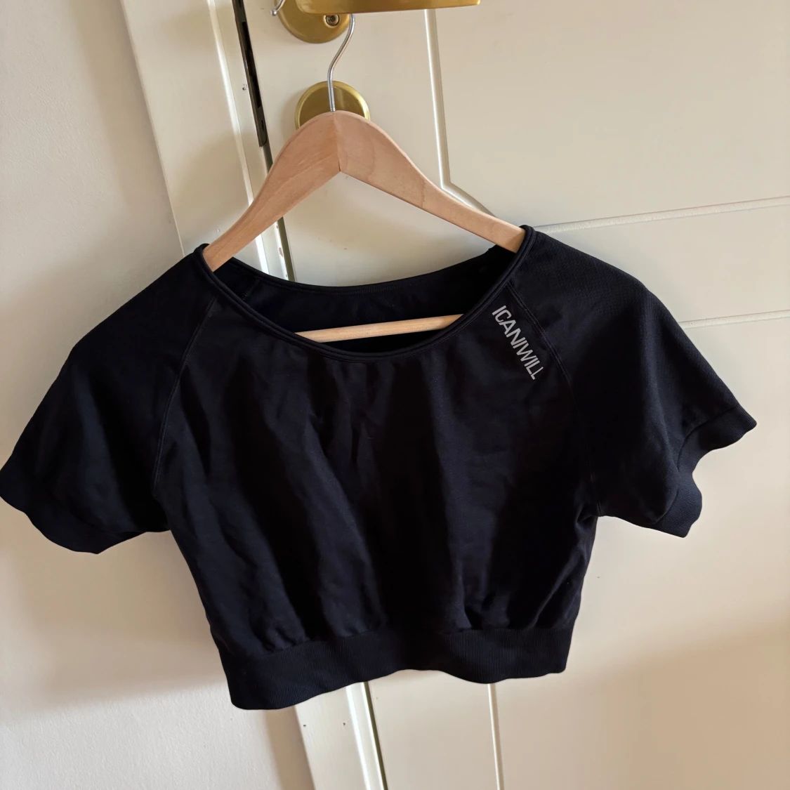 Svart croppad topp från ICIW