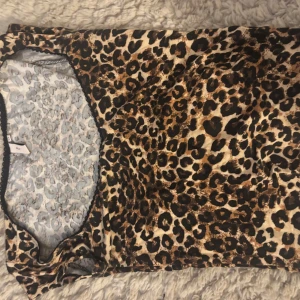 Leopardmönstrad topp - Snygg leopardmönstrad tröja i mjukt material. Perfekt för att sticka ut med ett djärvt mönster. Tröjan har en normal passform och korta ärmar.