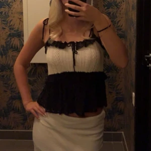 Sååååå söt topp!!!😫💞 - Säljer den sötaste toppen!!!😍så unik och stilren, passar till allt!❤️storlek M men sitter som en S då man kan knyta snörena❤️