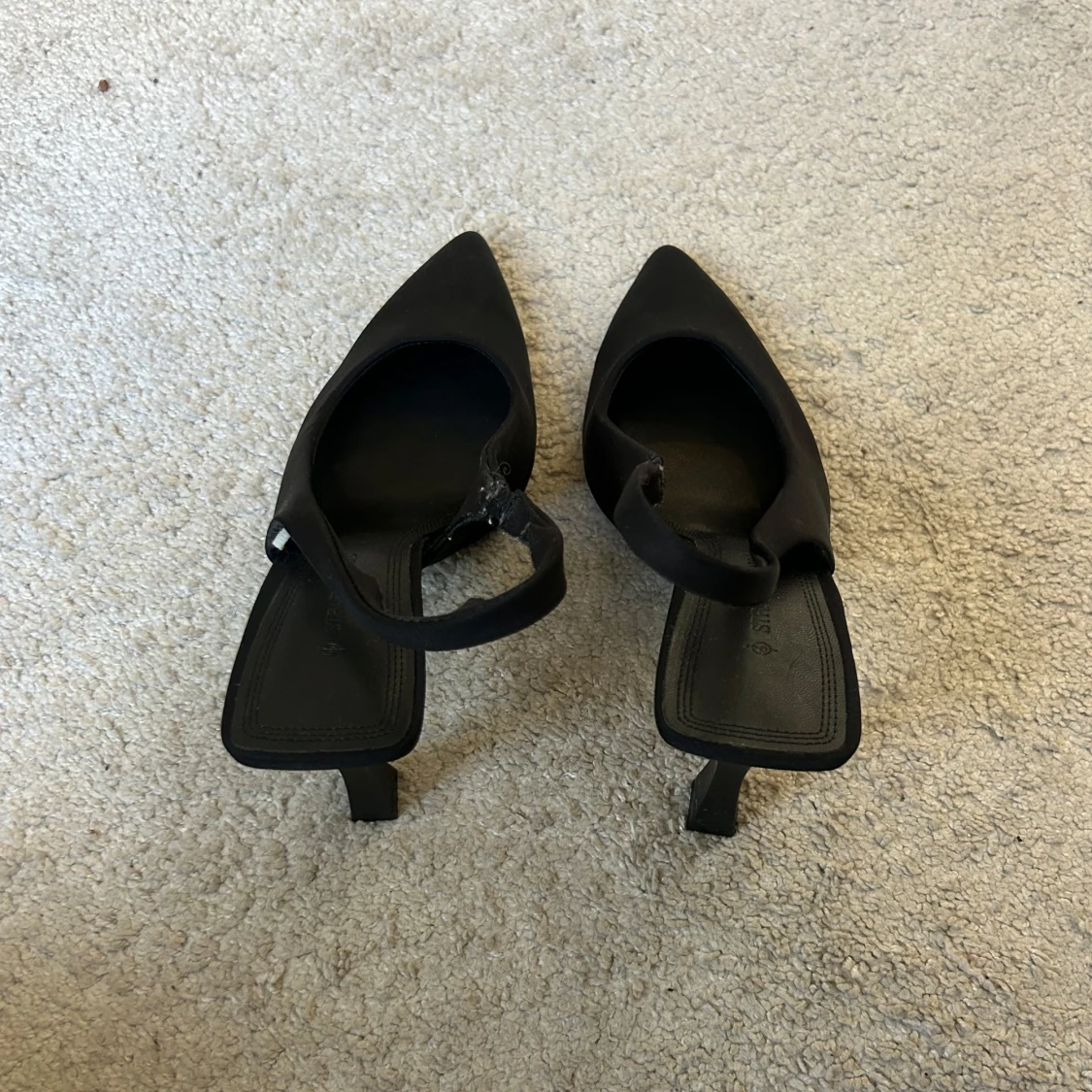 Svarta klackar med spetsig tå - 1