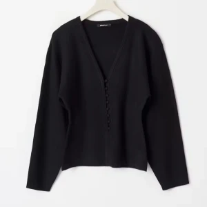 Gina tricot kofta - Slutsålda trendiga figursydda kofta från Gina i storlek S. Köpt nyligen använd en gång bara. 