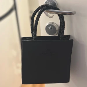 Svart glittrig Givenchy handväska - Väskan är köpt på Plick men inte längre nödvändig för mig. 