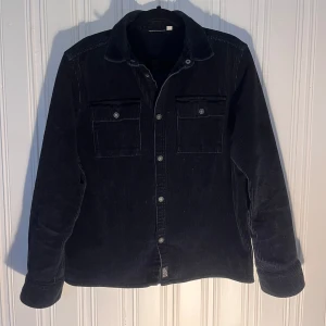 Mörkblå Manchester Overshirt - Snygg marinblå Manchester overshirt. Storlek 164 barn. Hör av er vid funderingar!😀            Psss priset är inte hugget i sten