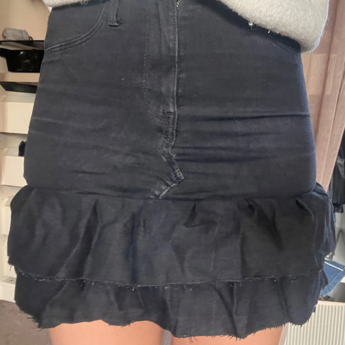 Svart jeanskjol med volang - 1