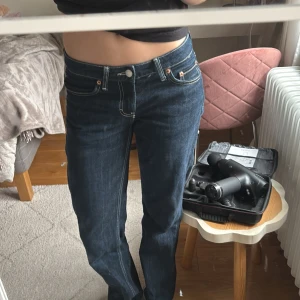 Mörkblå jeans med normal passform - Snygga mörkblå jeans med normal passform och klassisk design. De har en knapp och dragkedja framtill samt fickor både fram och bak. Från Weekday i designen Arrow. Storlek 25/32. Innerben: 80 midja rakt över: 40