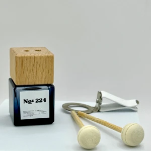 Car Diffuser - Bilparfym - Creamy Musk & Sandalwood - No° 224 Doftspridare – 8 ml  En krämig, lyxig och moschusdoftande njutning.  Toppnoter: Karamelliserad amber Honungssöt vita moschusaromer  Hjärtnoter: Mjukt kryddiga rosa pepparkorn Lätt doft av geraniumstammar  Basnoter: Varm patchouli Smörig madagaskisk vaniljstång  Våra doftprodukter är skapade med omtanke för både miljön och djuren. Vi använder en miljövänlig och vegansk bas, tillverkad av förnybara sojaresurser, vilket ger en hållbar och naturlig lösning för doftspridning i ditt hem eller 