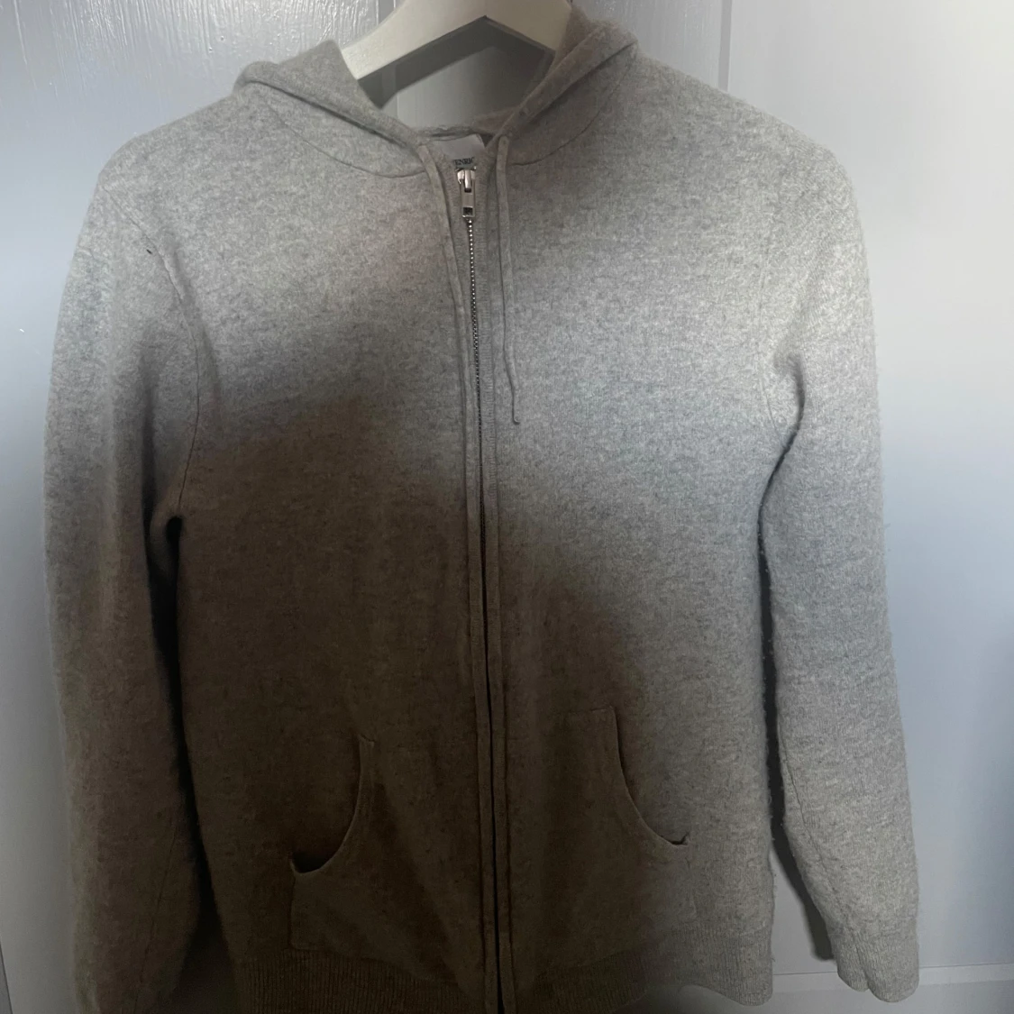 Grå hoodie från John Henric