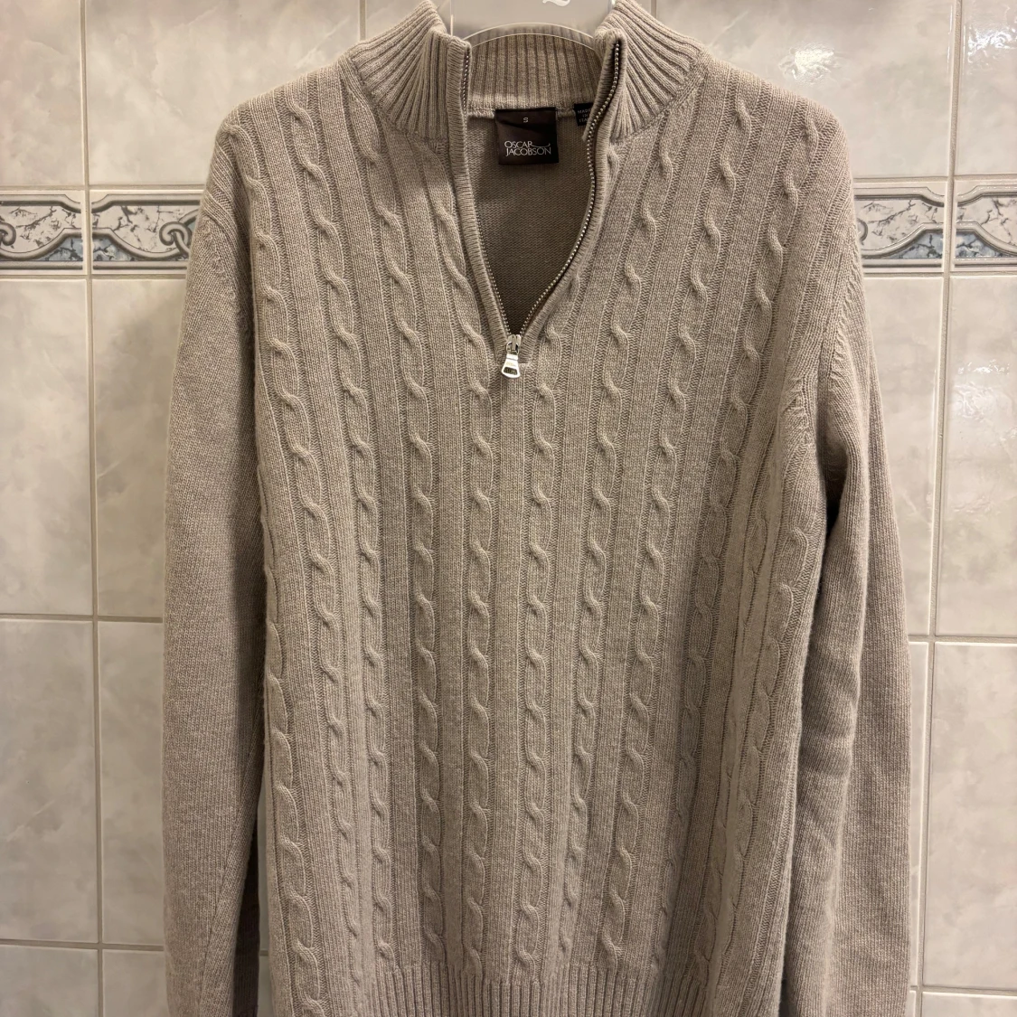 Beige stickad tröja från Oscar Jacobson - 1