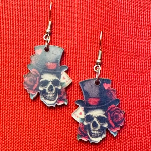 🤘Rock n Roll n Roses Skull Earrings – Lightweight & Double-Sided Print 💀 - Grymma örhängen i akryl med en rockig design – dödskalle med hög hatt, rosor och spelkort. Perfekta för dig som älskar alternativ stil, goth eller rockmode. Lätta och bekväma att bära, tryck på båda sidor för en snygg look från alla vinklar.  📏 Mått: 5 cm x 2,5 cm 🔗 Material: Akryl & metallkrokar ✨ Skick: Nya  Ingen prutning, men Bundlerabatt erbjuds!  