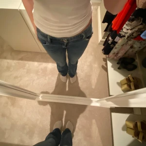 Lowwaist bootcut jeans - Säljer dessa low/midwaist bootcut jeans med knappt på fickorna ifrån Gina tricot i storlek 164. Hon på bilden är ca 160 cm. Skriv vid frågor