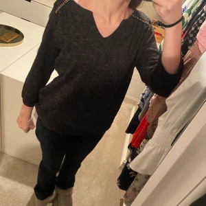 Stickad trekvarts tröja - Säljer en svart stickad trekvarts tröja med guld/bronsdetaljer på axlarna ifrån Miss LIBERTO i storlek Xs. Skriv vid frågor 