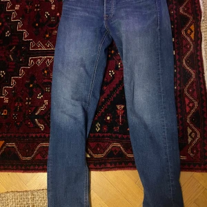Blå jeans  - Säljer ett par sköna marinblåa jenas från Jack&Jones i bra skick. Storlek 32/34 passar dig som är mellan 185-195cm. Kom privat för mer info!