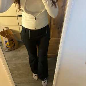 Svarta täckbyxor från Airblaster - Säljer ett par svarta täckbyxor från Airblaster Freedom Collection. Byxorna har dragkedja och är perfekta för vintersäsongen. De är designade för att hålla dig varm och bekväm under kalla dagar. Superbra skick 💖