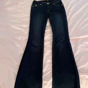 Mörkblå True Religion Jeans - Mörkblå jeans från True Religion i storlek W26💕Superbra skick utan defekter. Nypris är 1299, mitt pris kan diskuteras❣️Modellen Becca💓