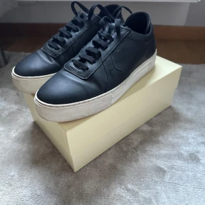 Svarta sneakers från Axel Arigato - Svarta sneakers från Axel arigato storlek 41 