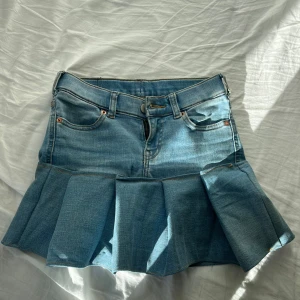 lågmidjad egensydd jeanskjol - säljer en jätte fin jeans kjol som jag har sytt själv💞