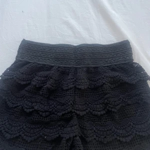 Svarta spets shorts - jätte fina helt oanvända svarta spetsshorts. Anledningen till att jag säljer är för att de är för små.