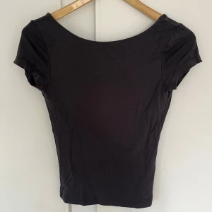 Backless top - Superfin rygg lös top, men säljer pga att den inte har kommit till användning på ett tag. Inga defekter💞