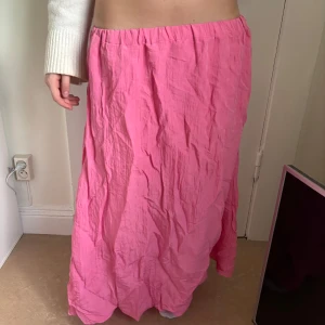 Rosa långkjol - Säljer en härlig rosa långkjol!🌸🌸🌸 (obs ej strykt) 