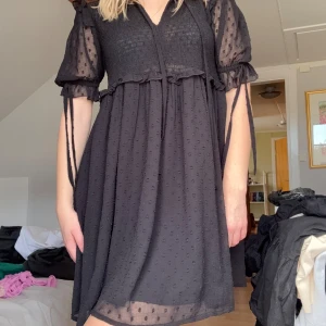 Svart klänning  - Svart miniklänning från Nakd med mesh. Utmärkt skick och jag är 175cm lång. Använd gärna ”köp nu”