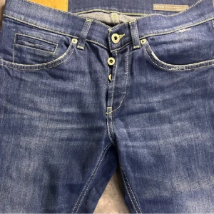 Dondup george slim fit jeans - Mycket fint skick | size 30 fits w29 | nypris 3000 vårt 749 | fraktar spårbart inom 24 timmar med PostNord eller instabox 
