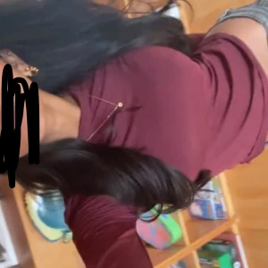 Vinröd långärmad topp - Snygg vinröd långärmad topp med rund halsringning. Perfekt för en stilren look.