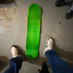 Grön skateboard med South Park-motiv - Säljer en grön skateboard med ett motiv av en karaktär från South Park och texten 'You Killed Kenny'. Perfekt för fans av serien och för den som vill sticka ut i skateparken. Brädan har en slät yta och är redo för tricks och åkning.