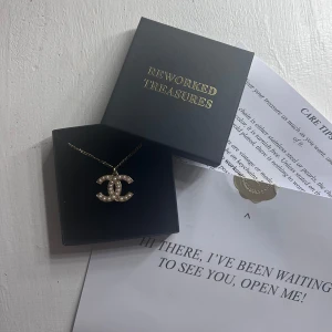 Chanel halsband  - säljer mitt så fina guldiga chanel halsband! ifrån reworked treasures så 100% äkthets garanti🥰 säljer pga att det inte kommer till användning!