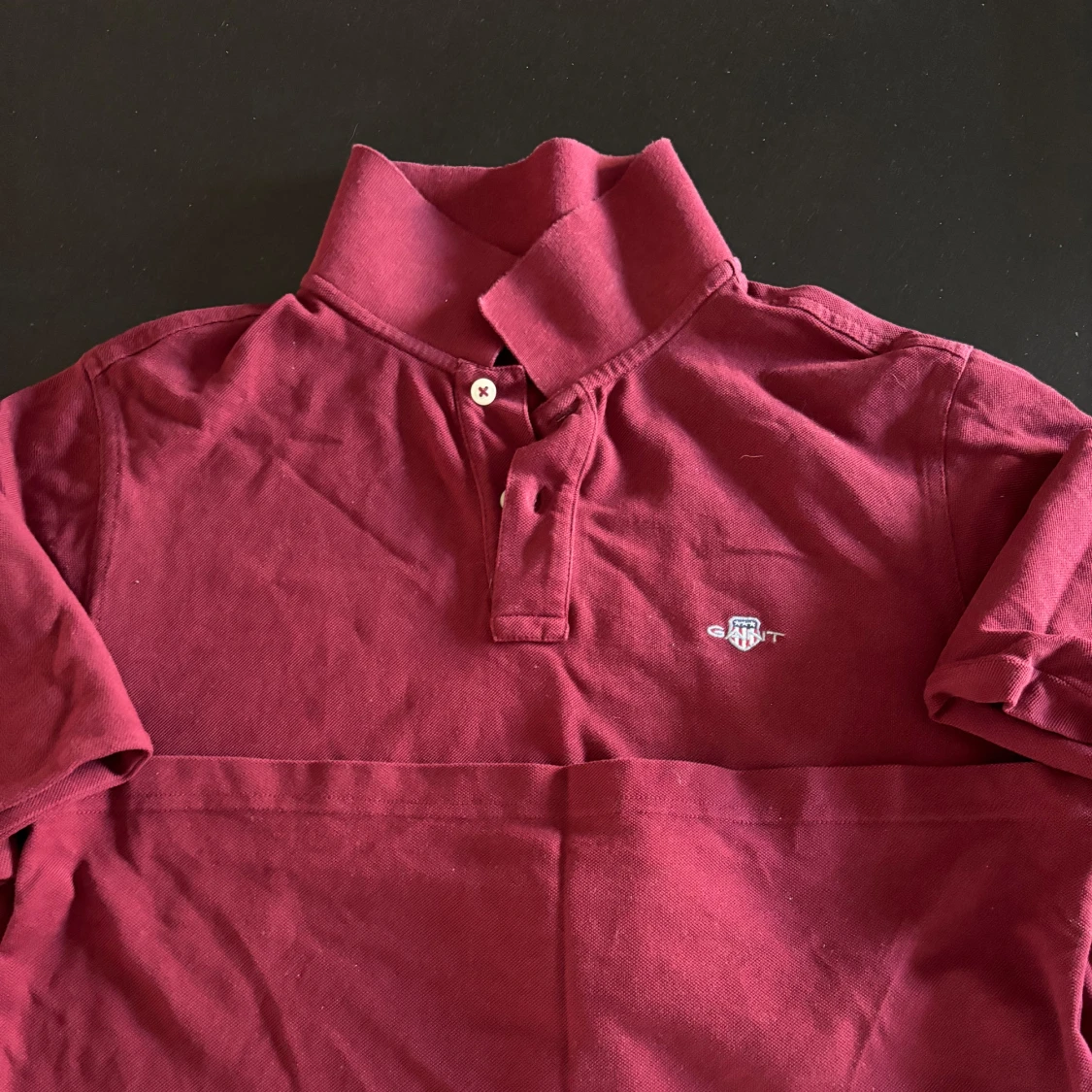 Vinröd pikétröja från GANT