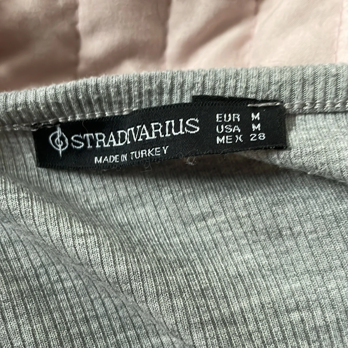 Grå ribbad  tröja från Stradivarius - 2