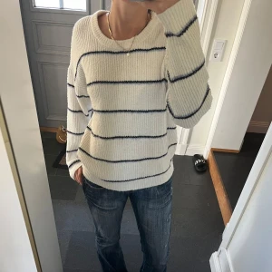 Vit stickad tröja  - Vit randig stickad tröja i storlek S från Primark. Skulle säga att den även passar M. Använd gärna köp nu!