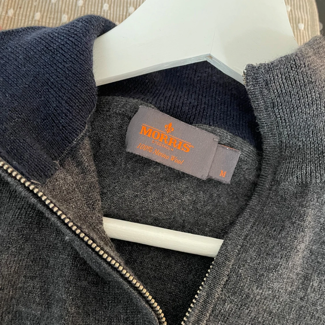 Grå tröja med dragkedja  - 4