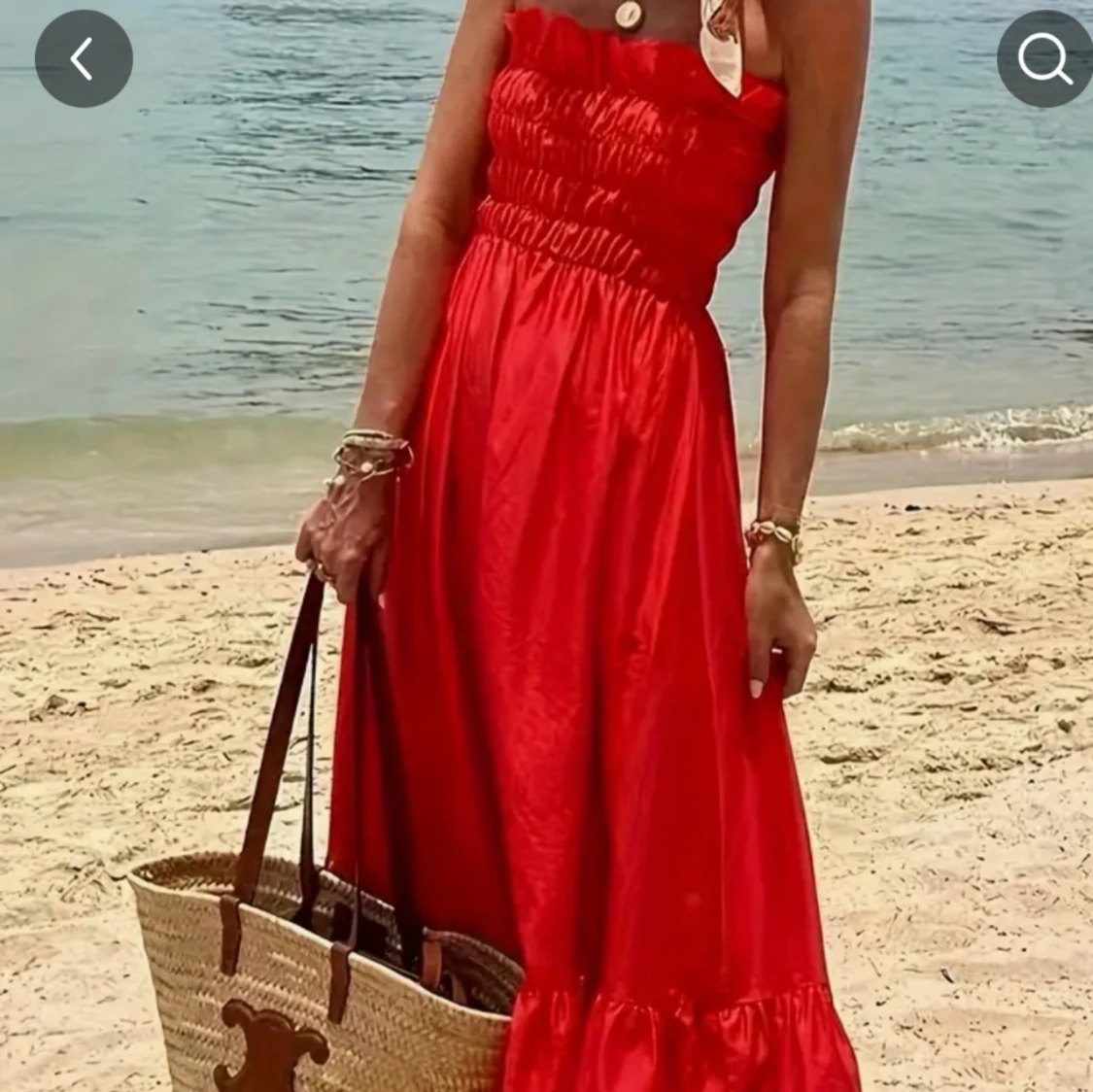 Röd axelbandslös klänning