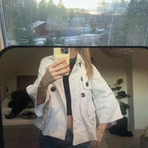 Trekvarts trenchcoat💞 - Såååå sjukt fin och trendig trenchcoat som passar perfekt nu till våren!💞(lånad bild)