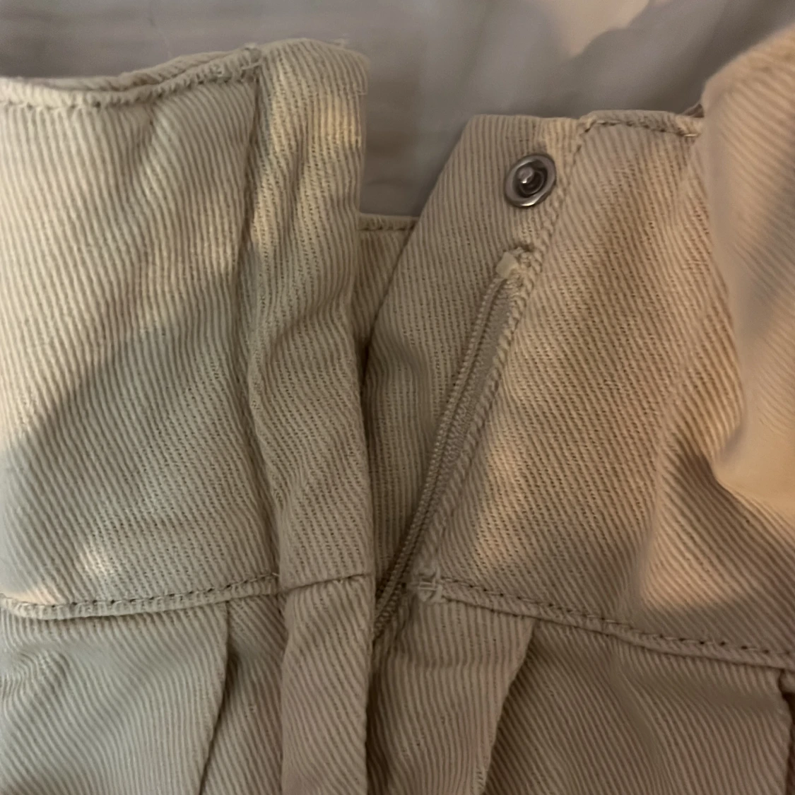 Beige kjol med stjärndetalj - 3